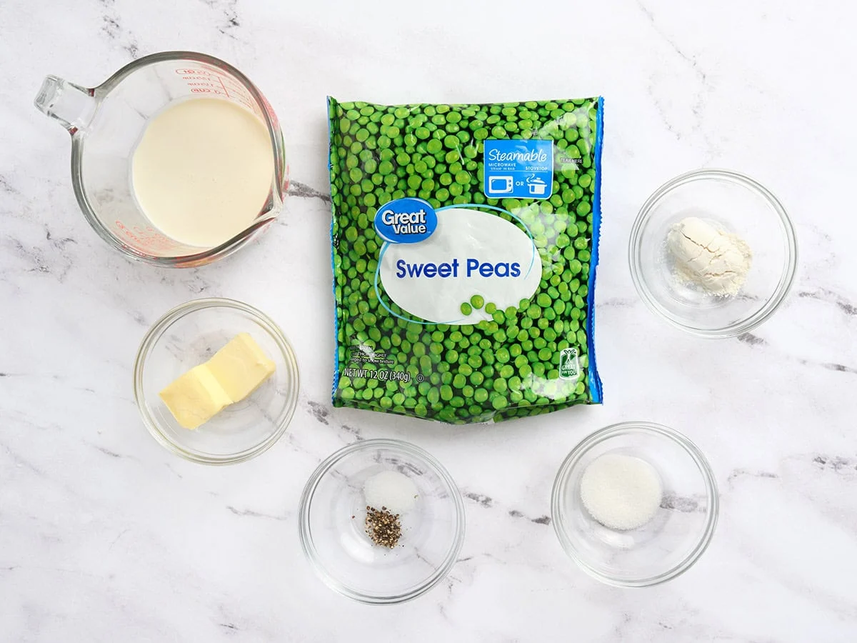Les ingrédients pour faire des petits pois à la crème.