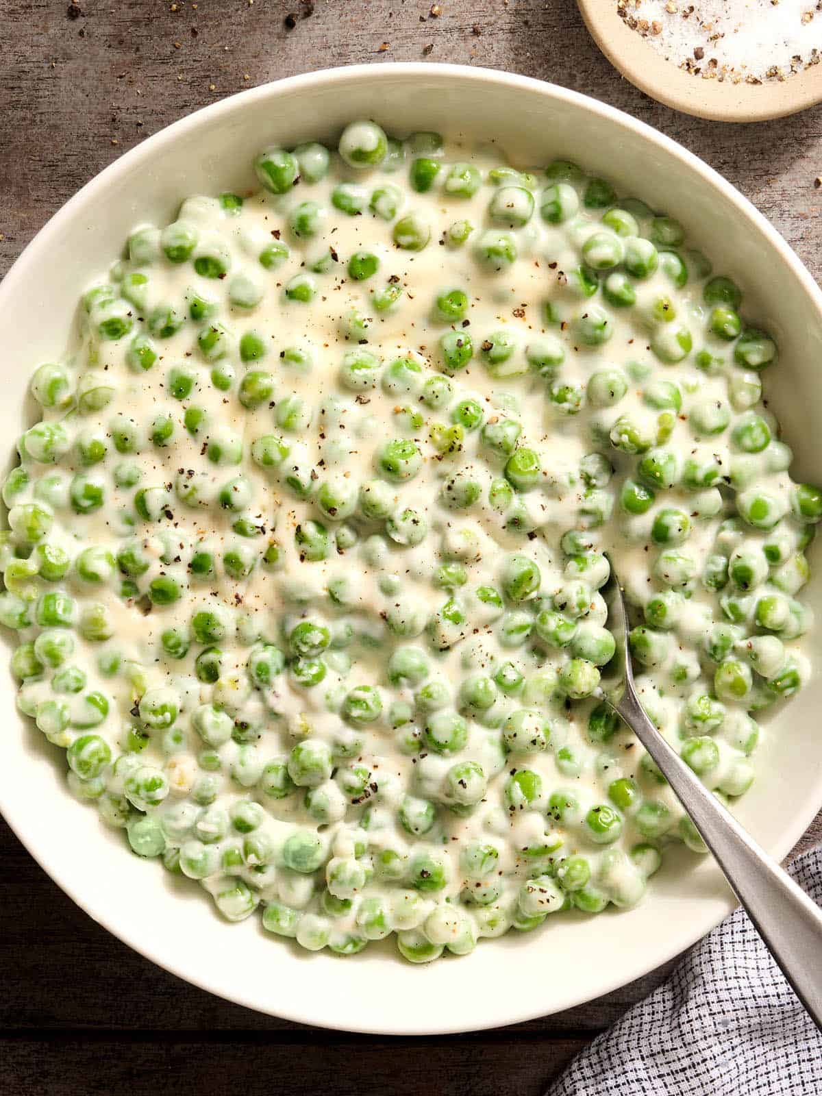 Vue aérienne d'un bol de petits pois à la crème.