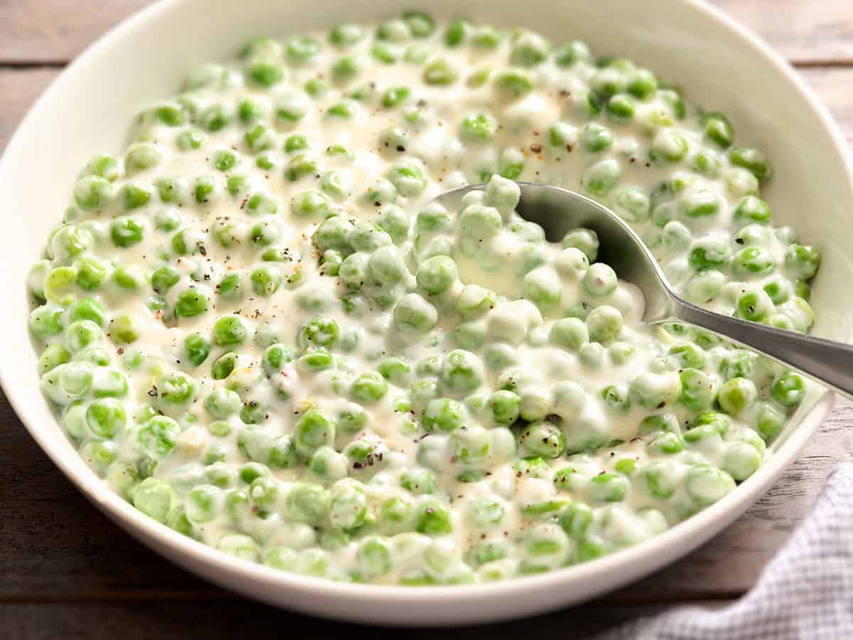 Vue latérale d'un bol de pois à la crème.