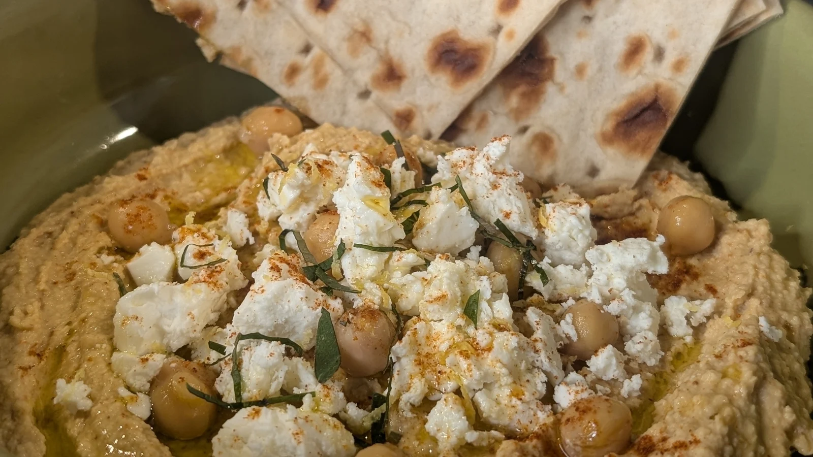 Houmous de poivrons rouges rôtis au feu de Kev Aherne avec feta aux herbes et pain plat