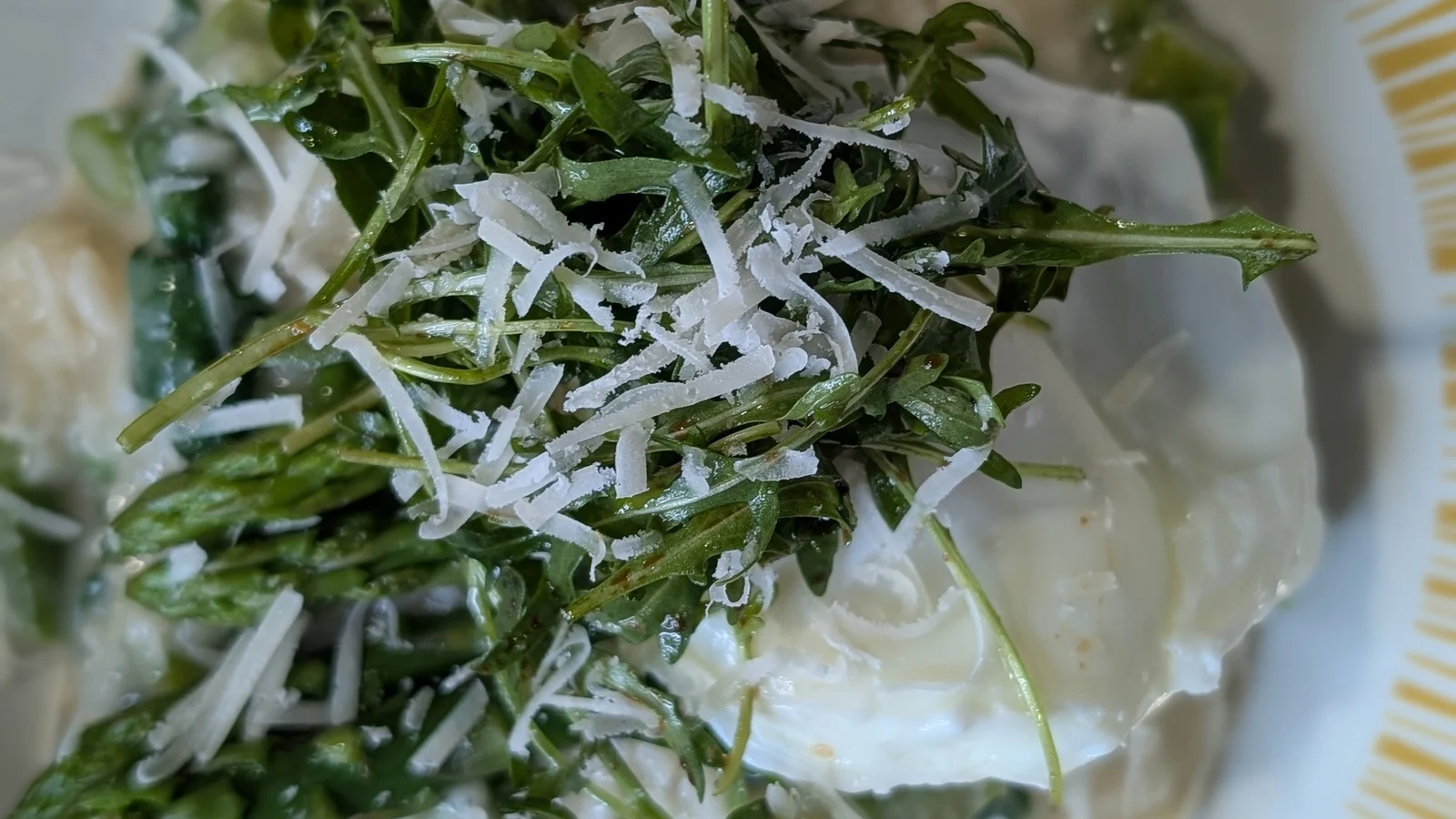Morue poêlée de Derry Clarke, beurre de chorizo, légumes verts printaniers et crème sure