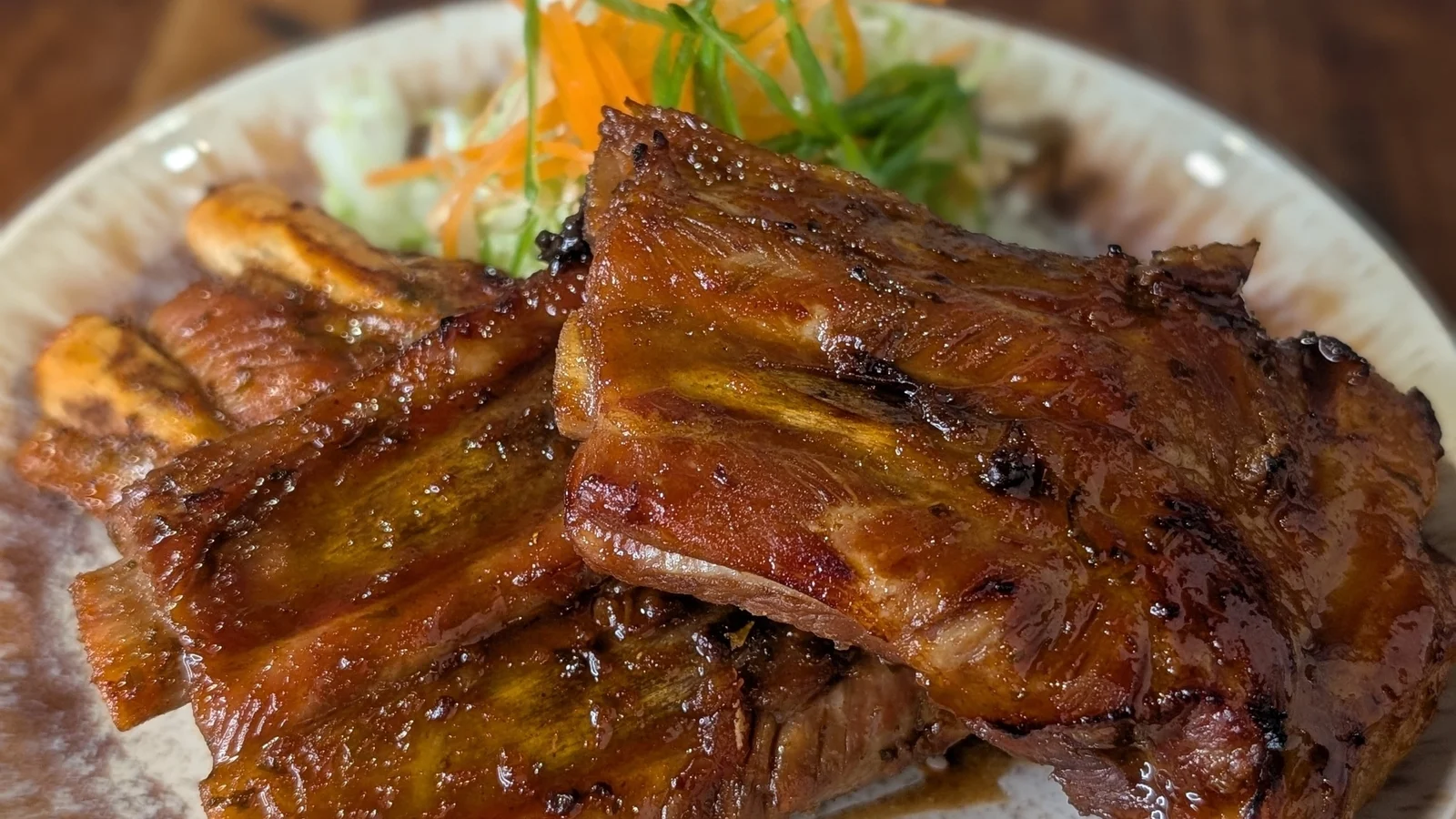 Côtes de porc sucrées, épicées et collantes de Wade Murphy : aujourd'hui