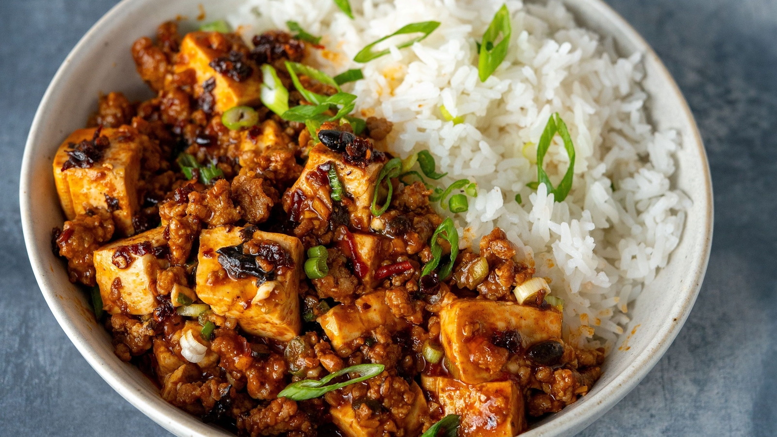 Porc épicé & tofu d'Eva Pau avec riz au jasmin