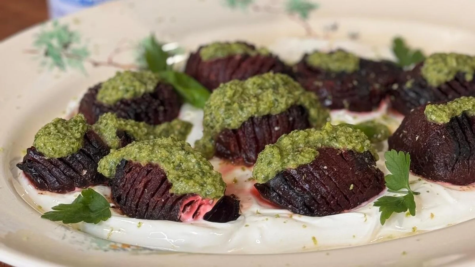 Betterave hasselback d'Eunice Power avec salsa verde et beurre gingembre-lime