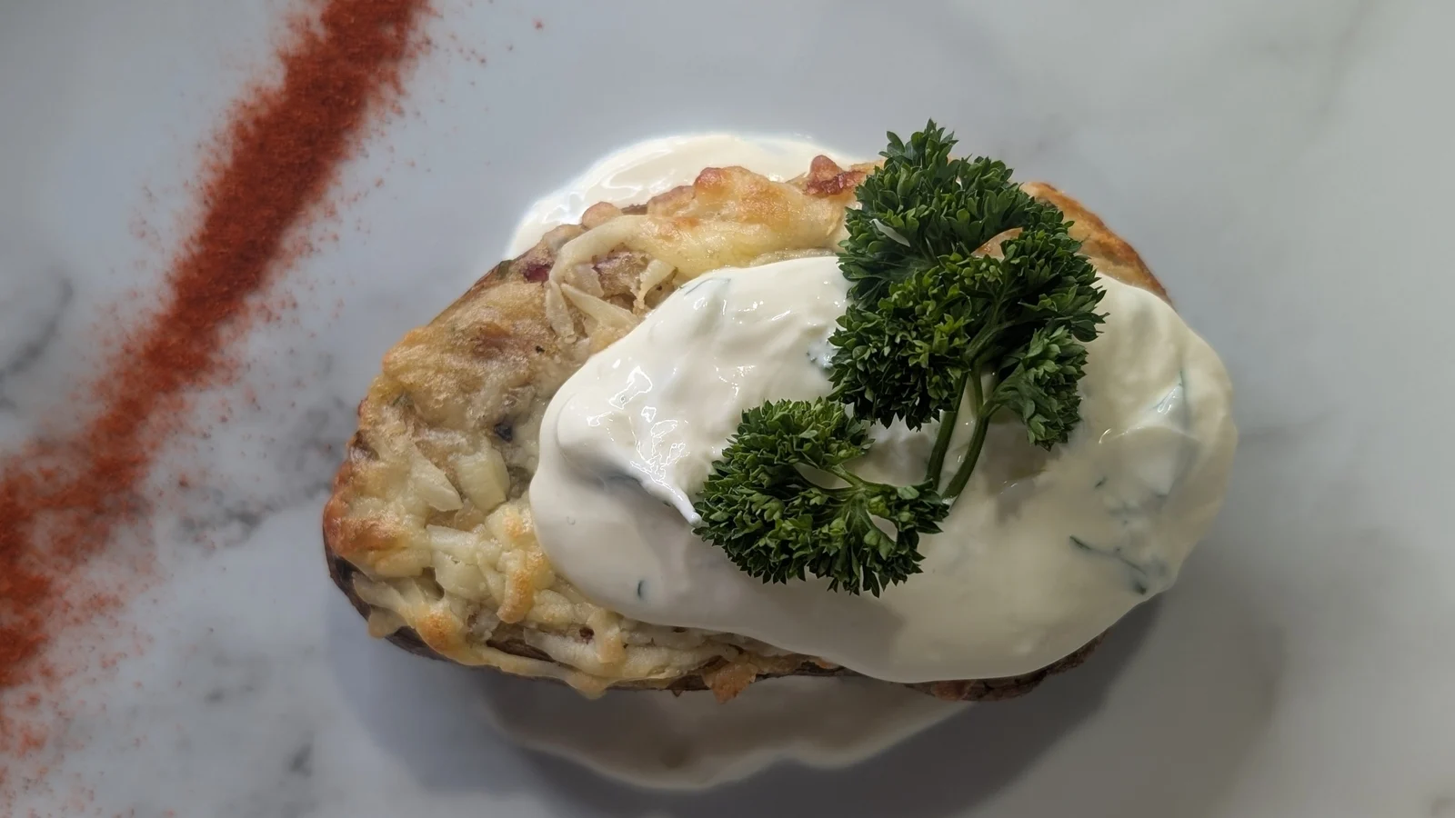 Pommes de terre au four farcies de Trisha avec fromage fumé, ciboulette et bacon croustillant