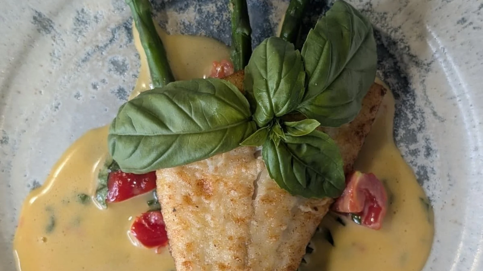Poisson poêlé de Scarlett & Tamsin Allen avec sauce hollandaise aux tomates et basilic : Aujourd'hui