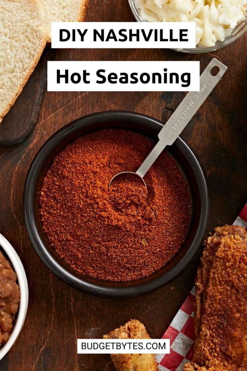 Photo aérienne de Nashville Hot Seasoning dans un bol noir contenant une cuillère à mesurer en argent.