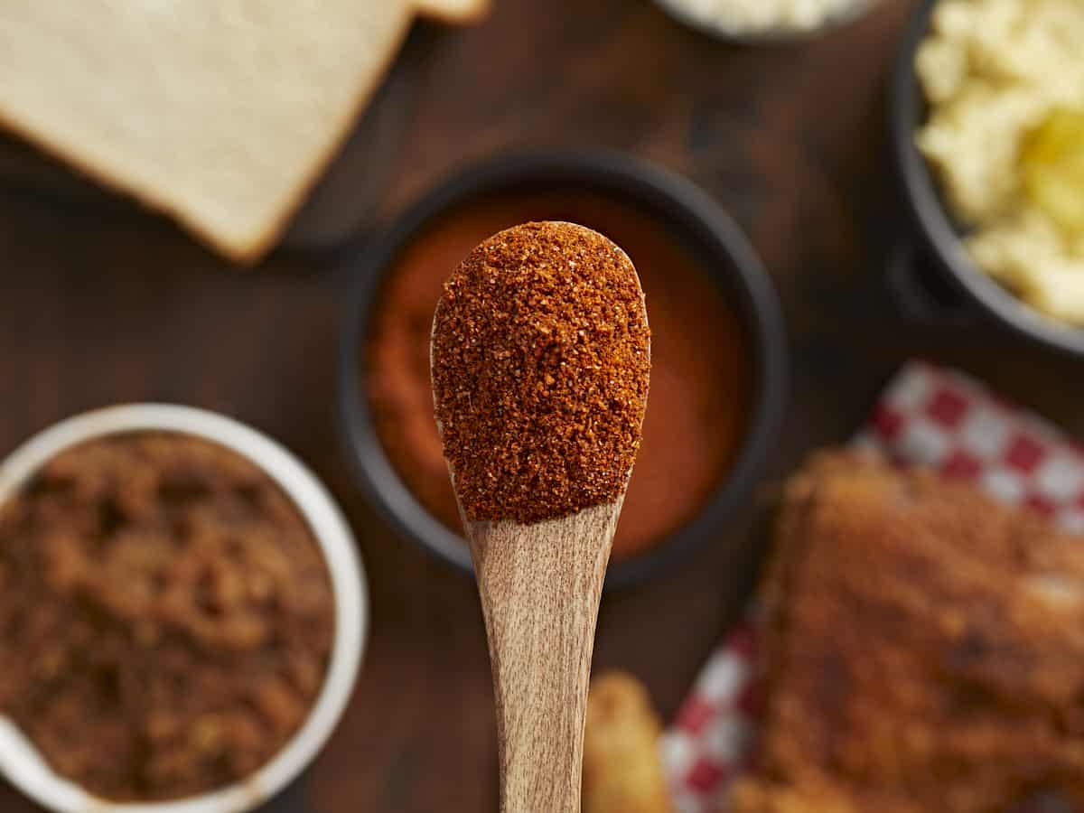 Gros plan de Nashville Hot Seasoning sur une cuillère en bois.