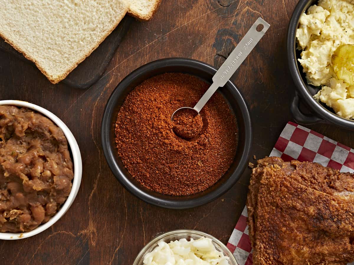Photo aérienne de Nashville Hot Seasoning dans un bol noir contenant une cuillère à mesurer en argent.