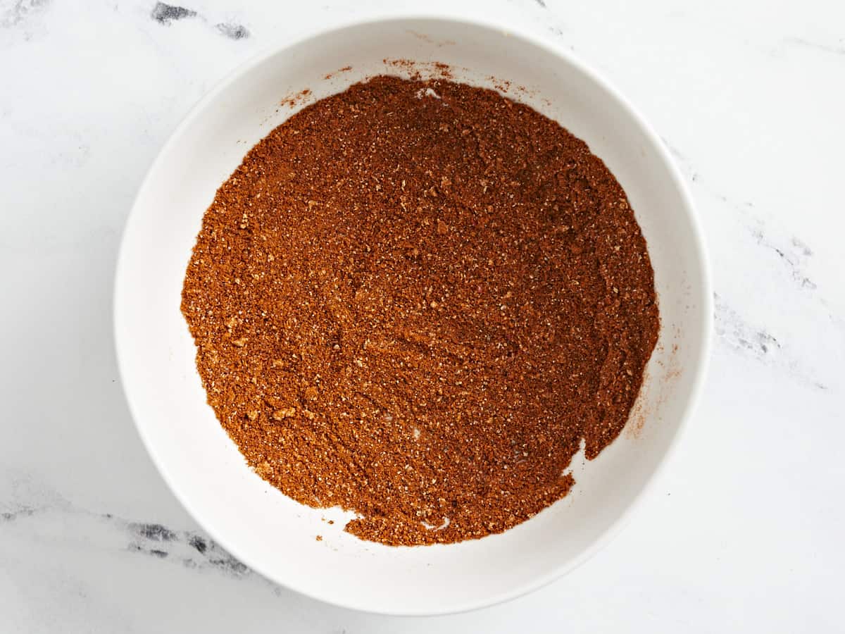 Plan aérien de Nashville Hot Seasoning dans un bol blanc.