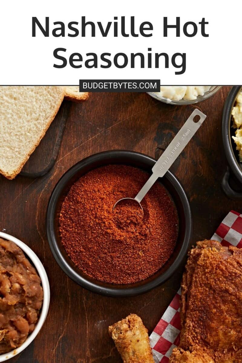 Photo aérienne de Nashville Hot Seasoning dans un bol noir contenant une cuillère à mesurer en argent.
