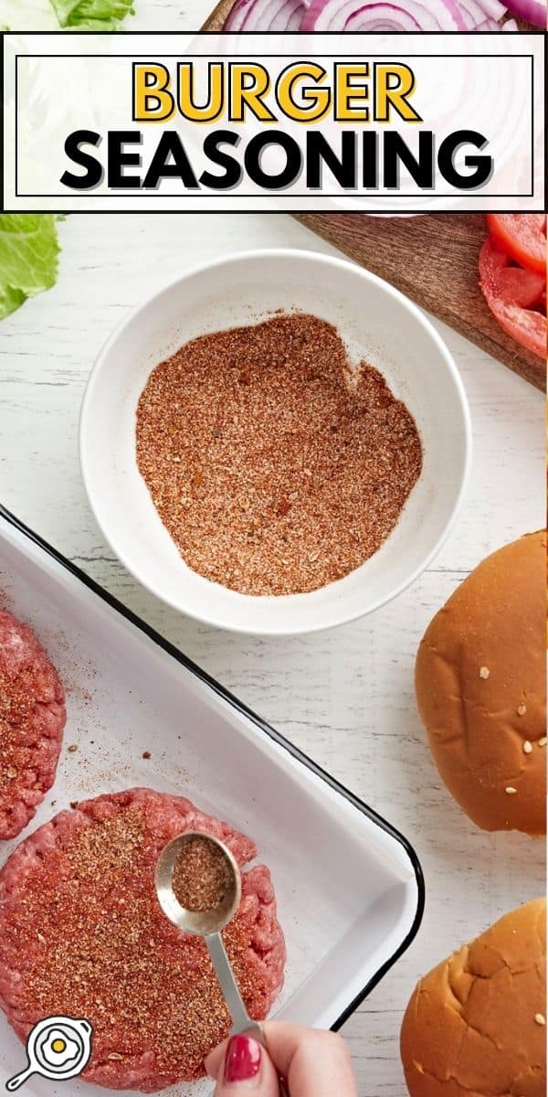 Vue aérienne des hamburgers en cours d'assaisonnement.