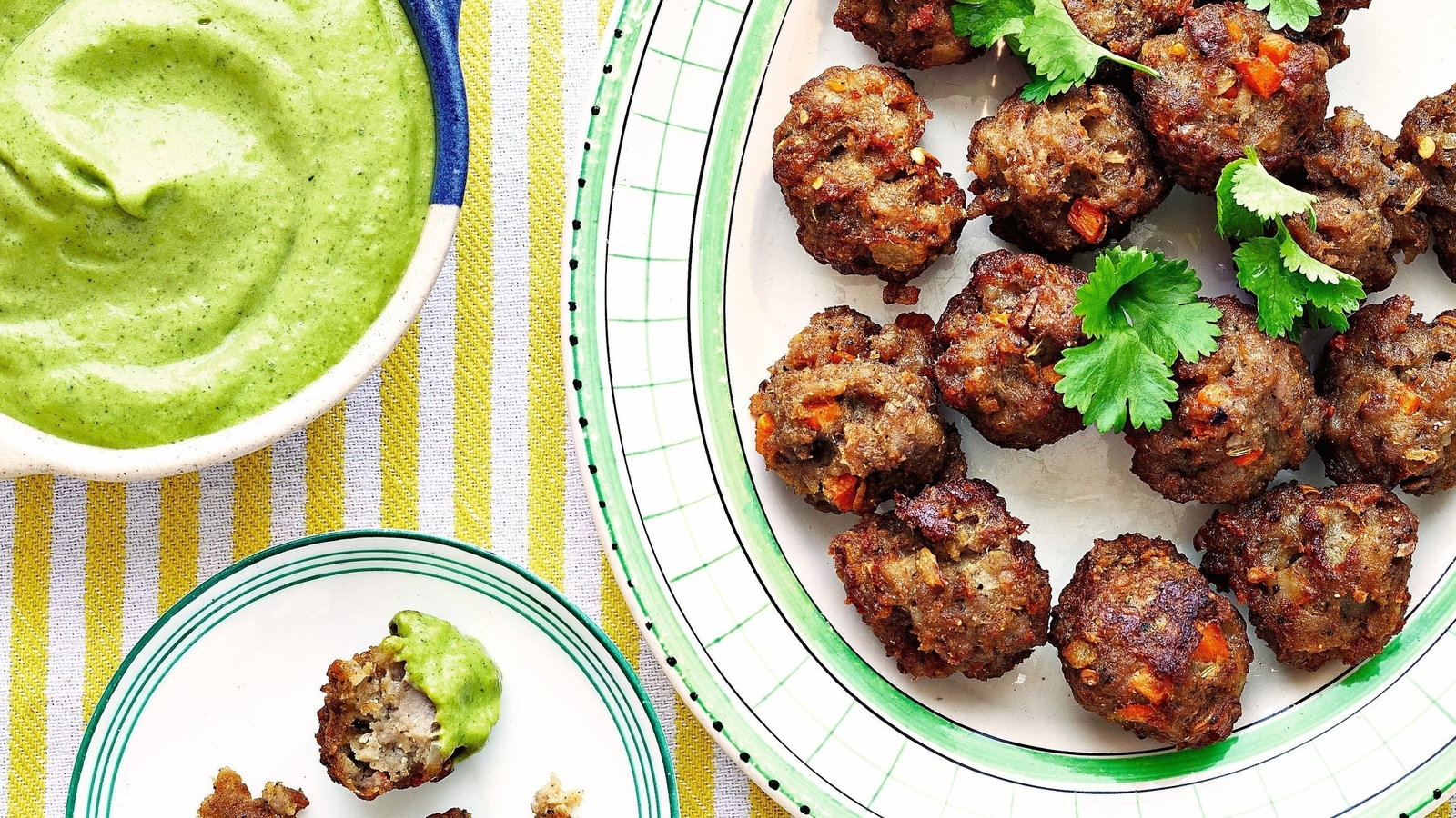 Pakoras de saucisses de Brin Pirathapan avec chutney de mangue et coriandre
