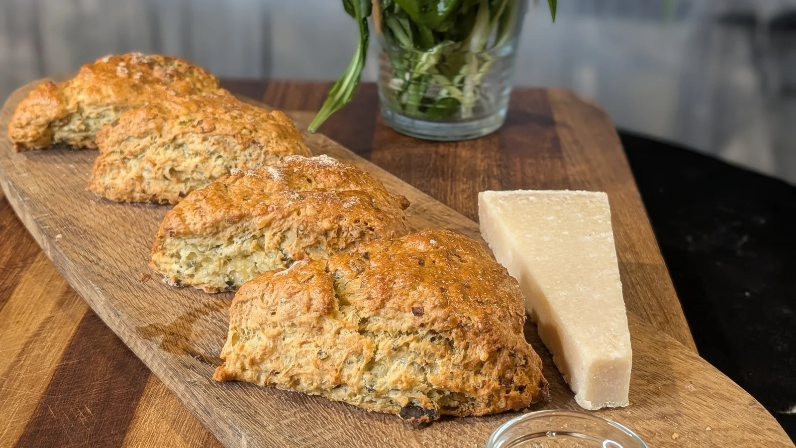 Scones à l'aneth et pesto à l'ail sauvage de Margaret Leahy
