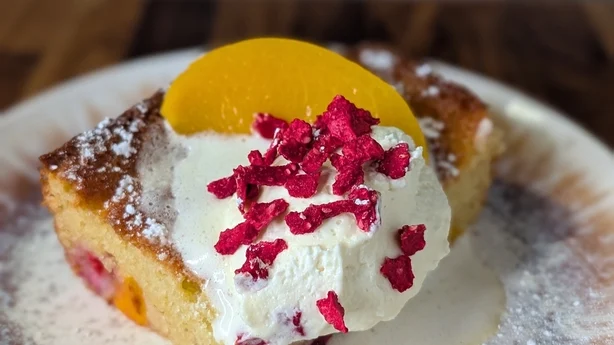 Gâteau à la pêche, à la framboise et à la crème