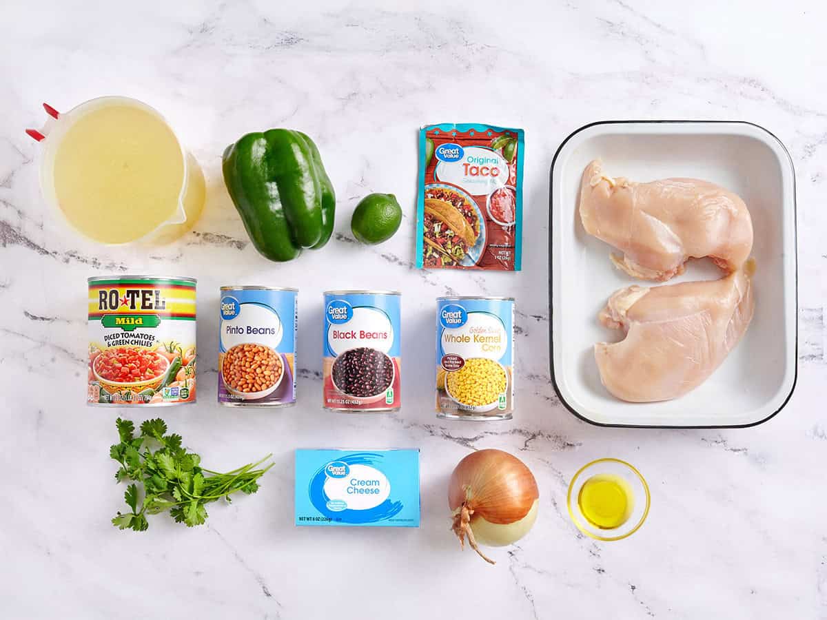 Les ingrédients pour faire une soupe de tacos au poulet.