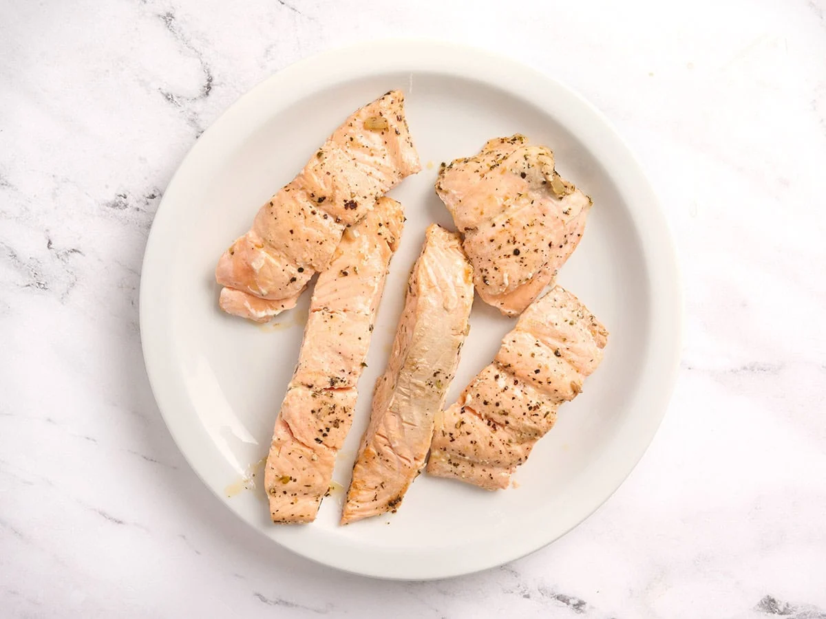 Filets de saumon cuits sur une assiette.