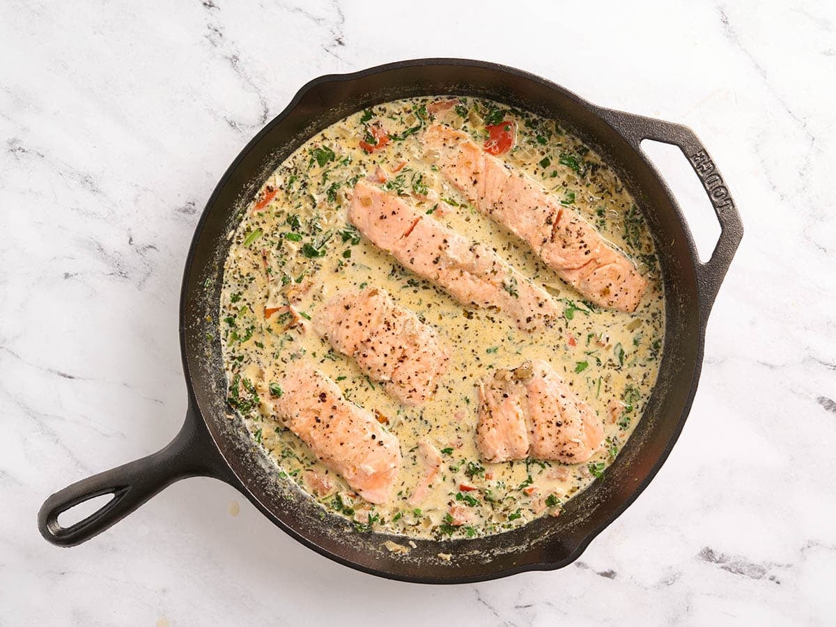 Saumon toscan et sauce crémeuse dans une poêle.