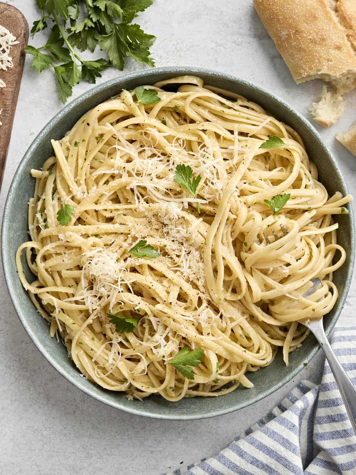 Vue aérienne d'une assiette de fettuccine Alfredo avec une fourchette.