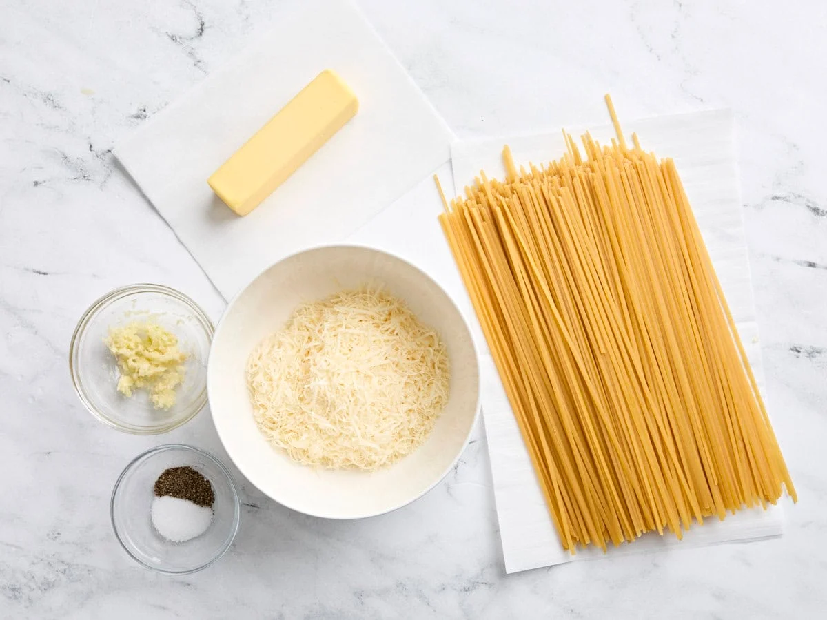 Les ingrédients des Fettuccine Alfredo traditionnelles.