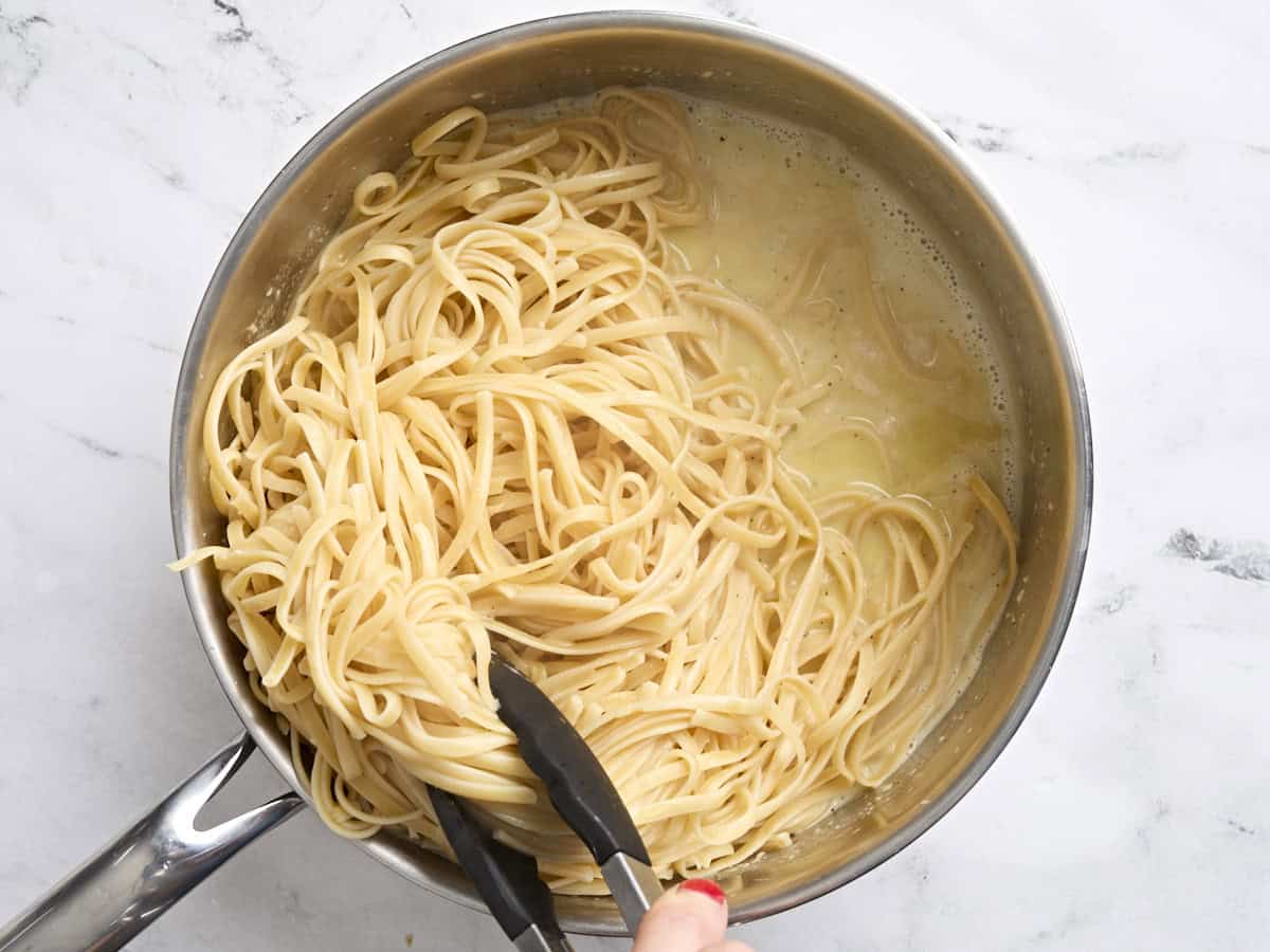 Des fettuccines mélangées à une sauce Alfredo maison,