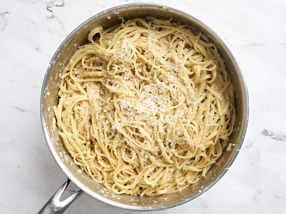 Fettuccine Alfredo traditionnelle dans une poêle.