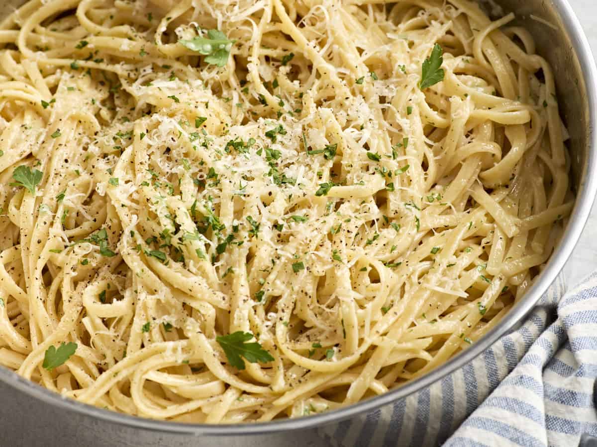 Gros plan sur une poêle de fettuccine alfredo traditionnelle.