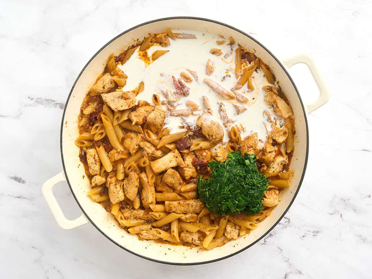 De la crème épaisse et des épinards décongelés ajoutés pour m'épouser des pâtes au poulet.