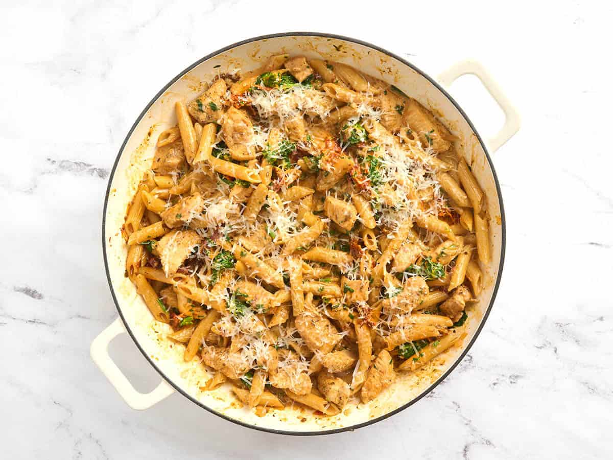 Un pot de pâtes au poulet