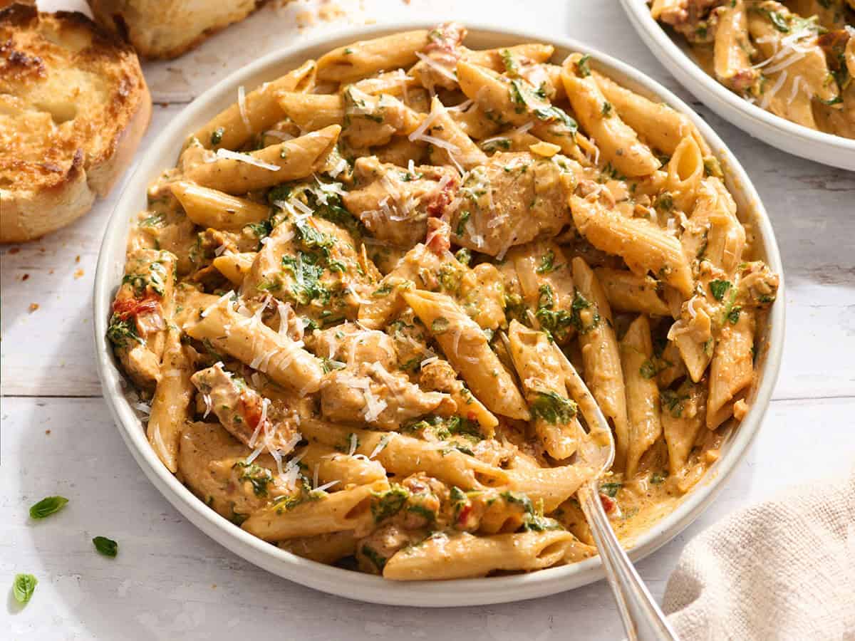 Vue latérale aérienne des pâtes au poulet