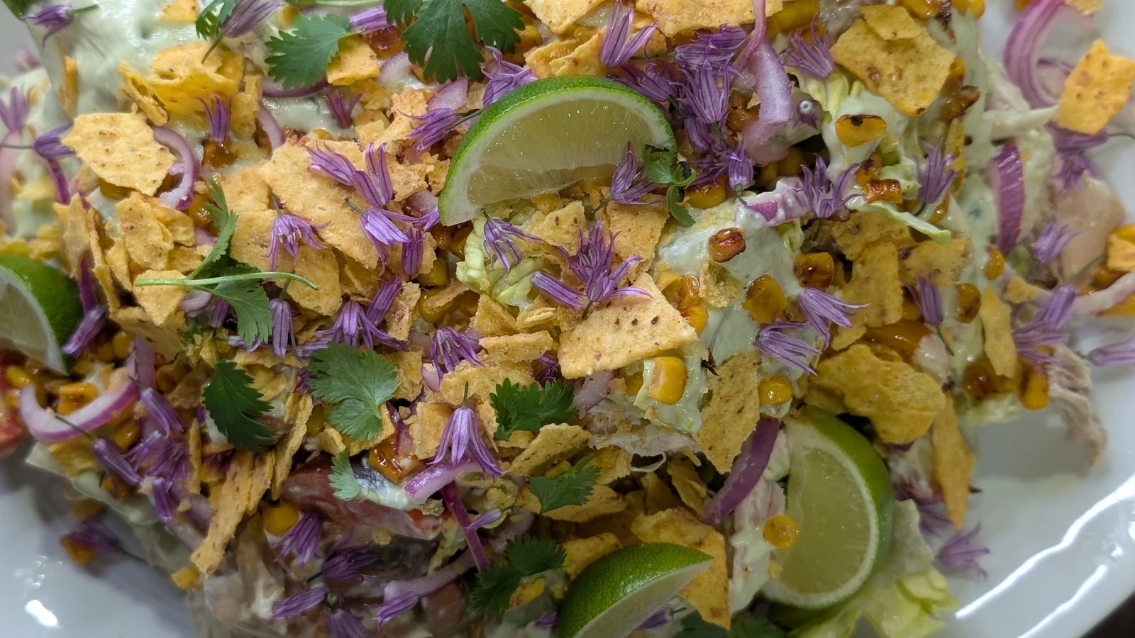 Salade de poulet mexicaine d'Eunice Power avec vinaigrette au yaourt et à l'avocat Clonakilty