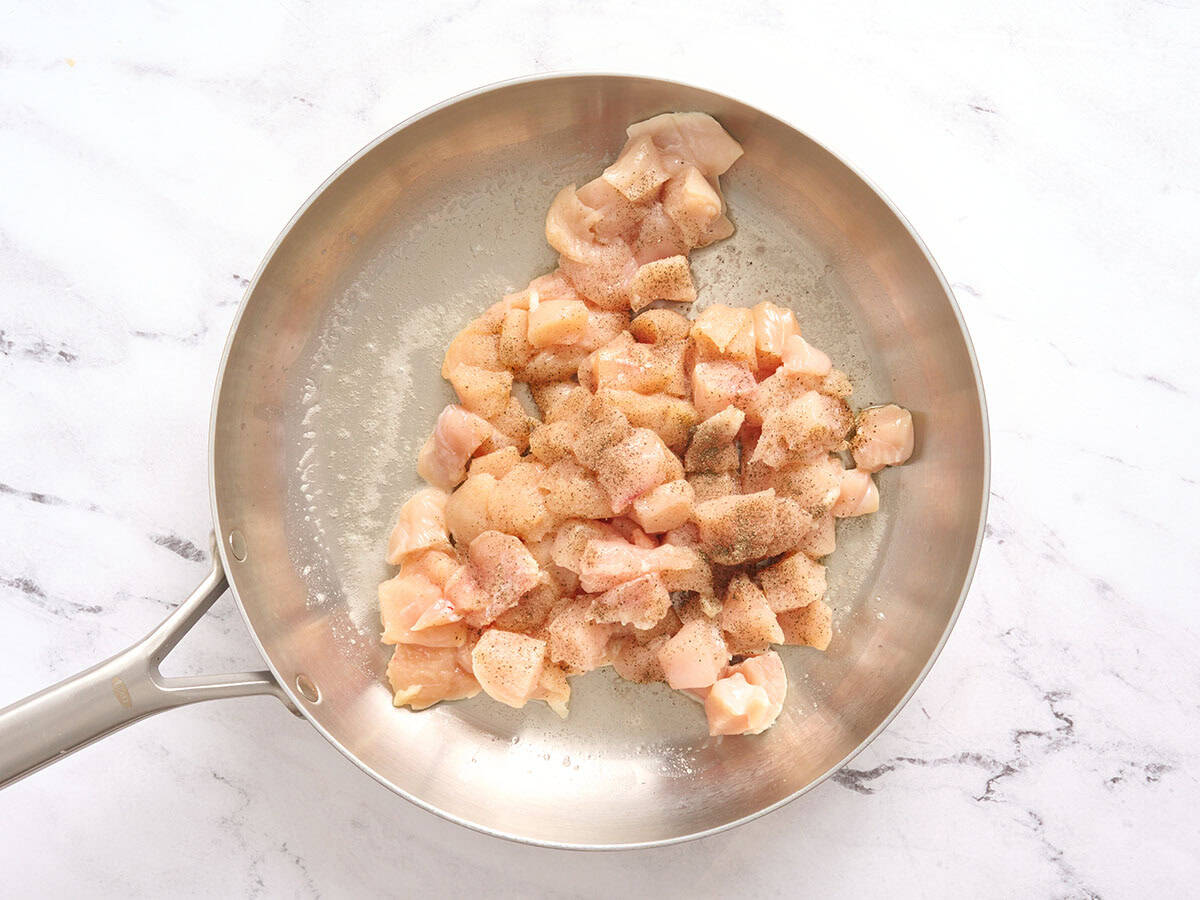 Dés de poulet dans une poêle.