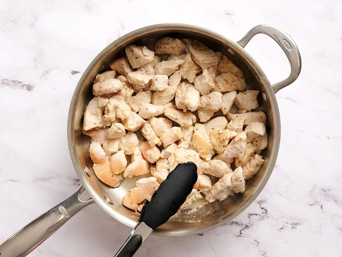 Dés de poulet cuits dans une poêle.