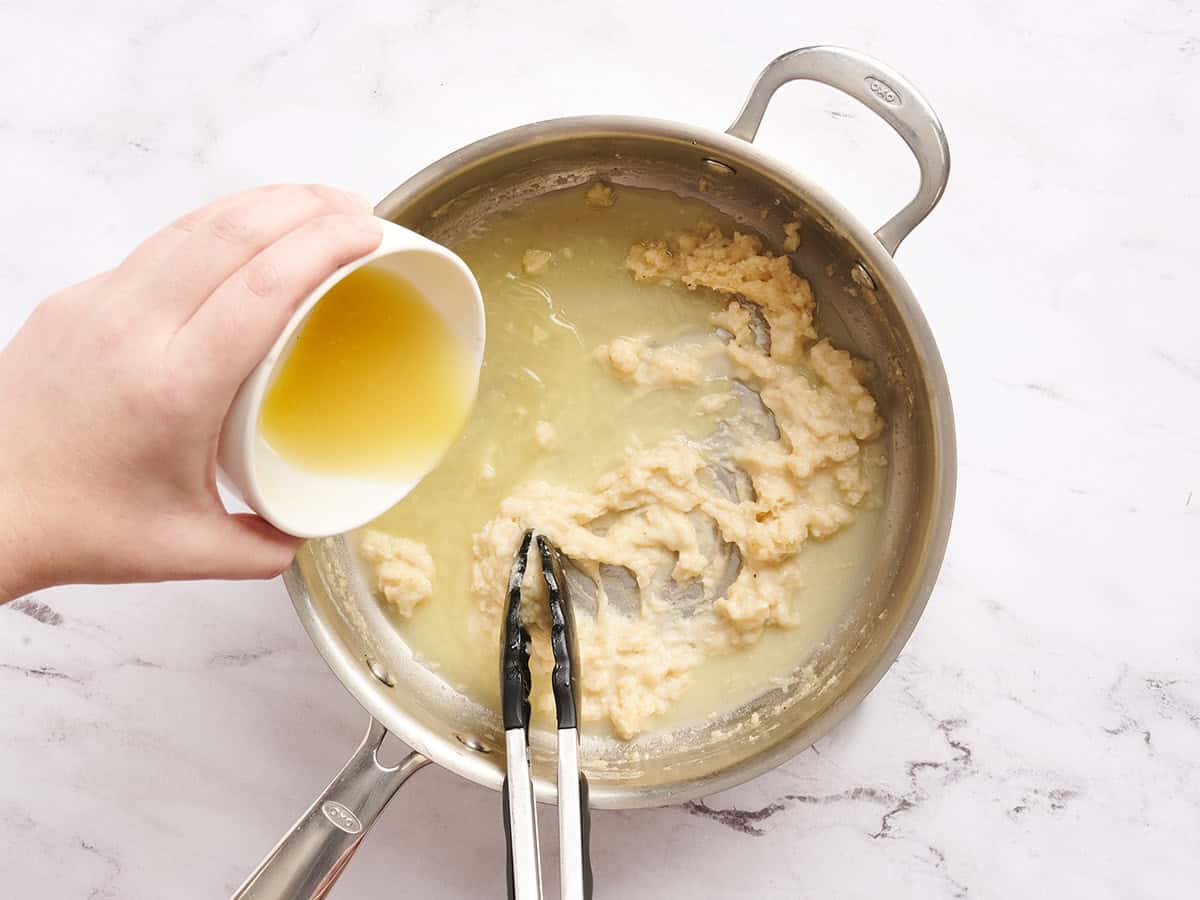 Bouillon ajouté à la poêle pour la sauce cocotte aux graines de pavot.