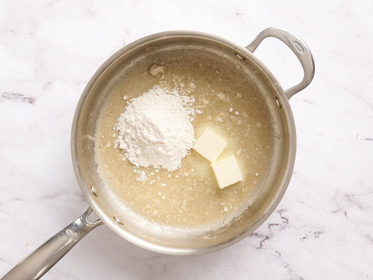Farine et beurre fondu dans une poêle.