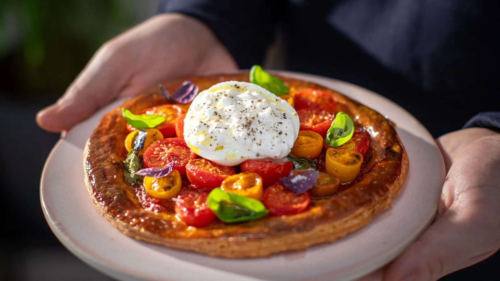 Cuisinez comme un chef : galette de tomates rôties lentement, burrata et basilic