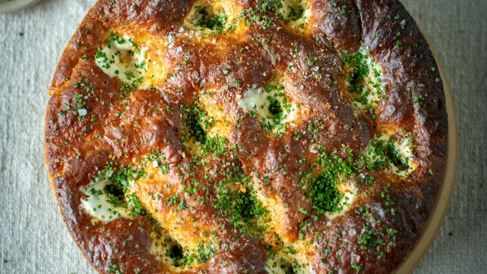 Cuisinez comme un chef : pain de pommes de terre au four avec crème sure et ciboulette