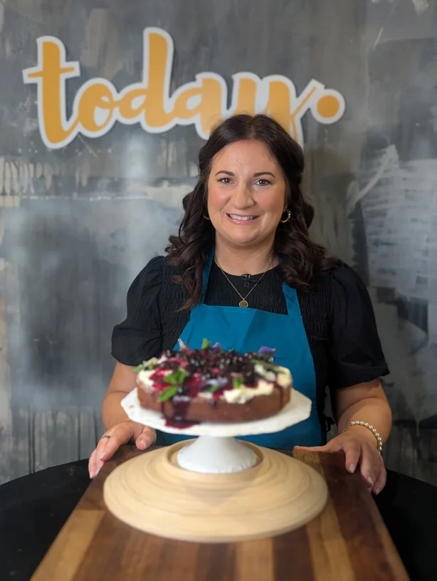 Dee Freney avec son gâteau au citron et aux baies