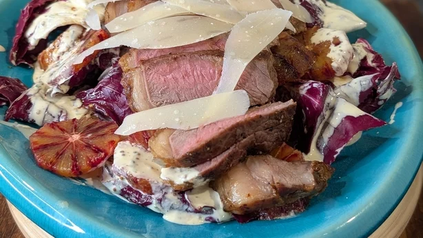 Une assiette de steak au fromage et à l'orange sanguine