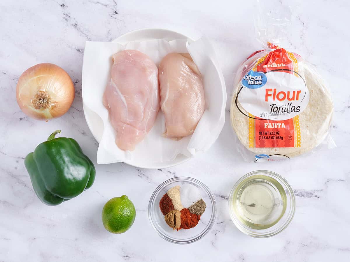 Fajitas au poulet sur la cuisinière.