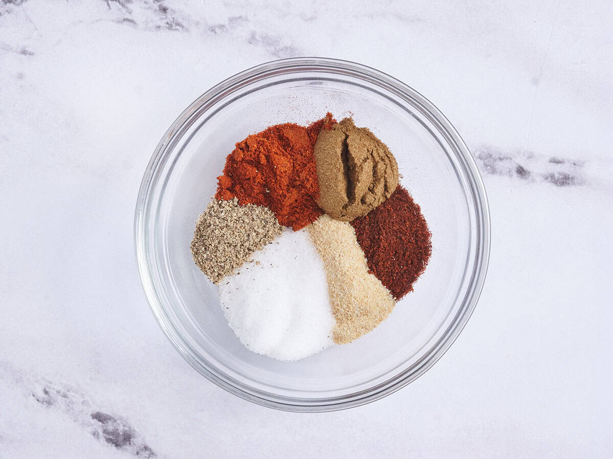 Un bol d'assaisonnements pour fajita.