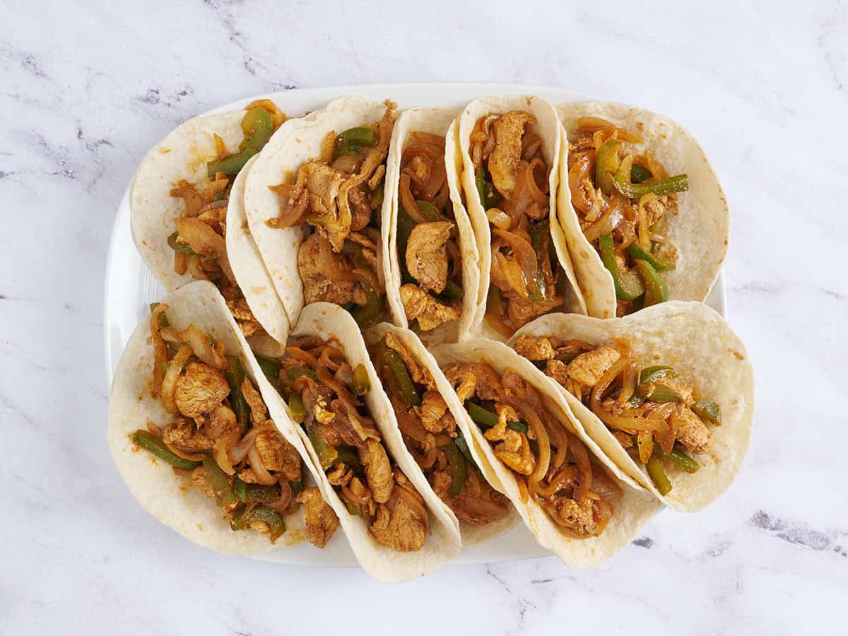 Vue aérienne des fajitas au poulet.