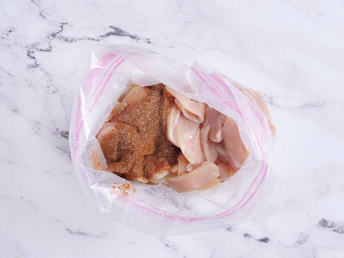 Assaisonnements pour poulet et fajita dans un sac zippé.