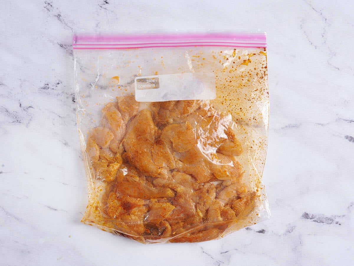 Poulet mariné dans un sac zippé.