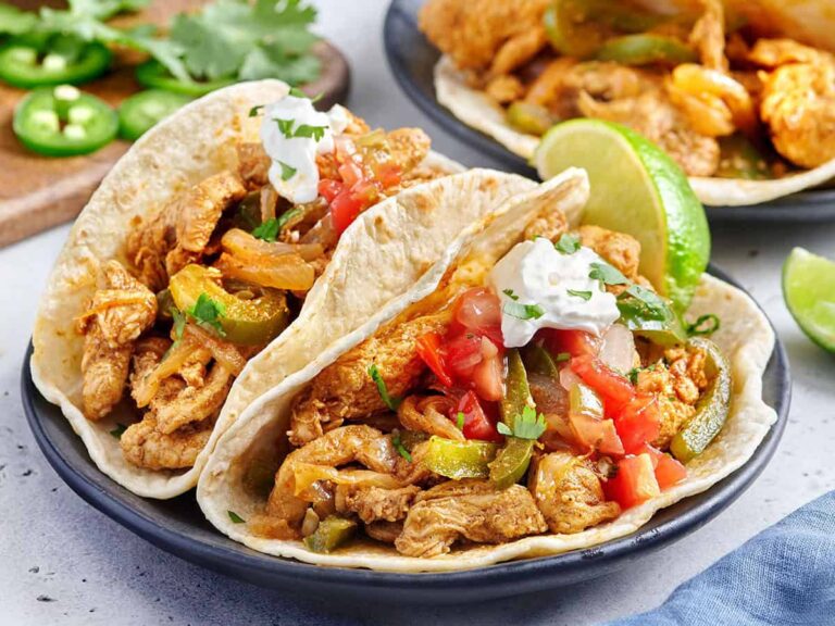 Fajitas au poulet sur la cuisinière