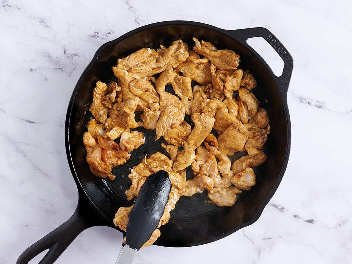 Poulet saisi dans une poêle.