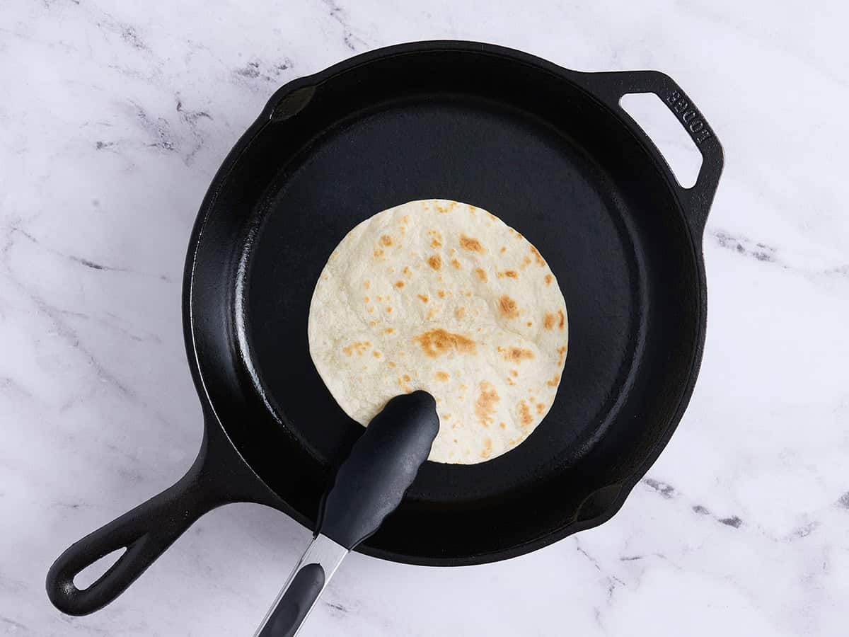 Une tortilla grillée dans une poêle.
