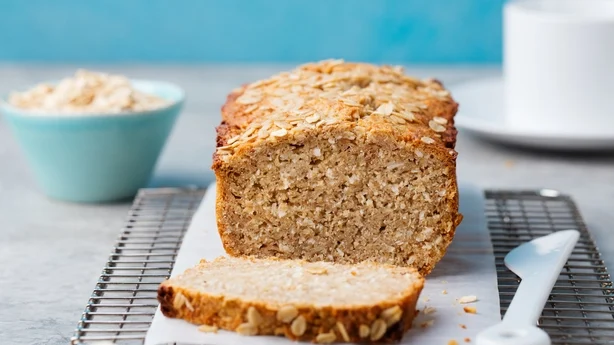 Pain végétalien sain à l'avoine et à la noix de coco, gâteau sur une grille de refroidissement, fond en pierre grise