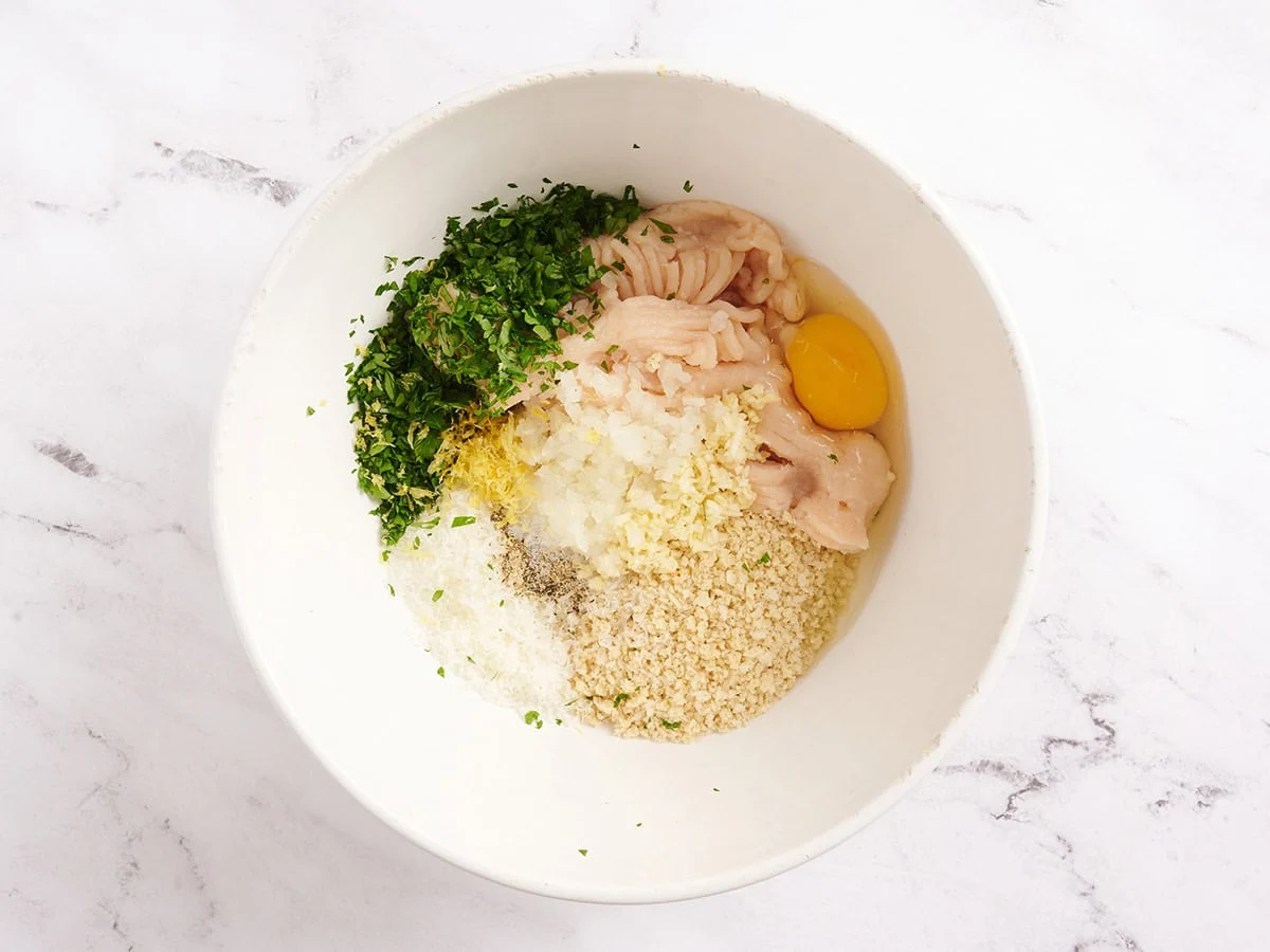 Les ingrédients pour faire des boulettes de poulet piccata dans un bol.
