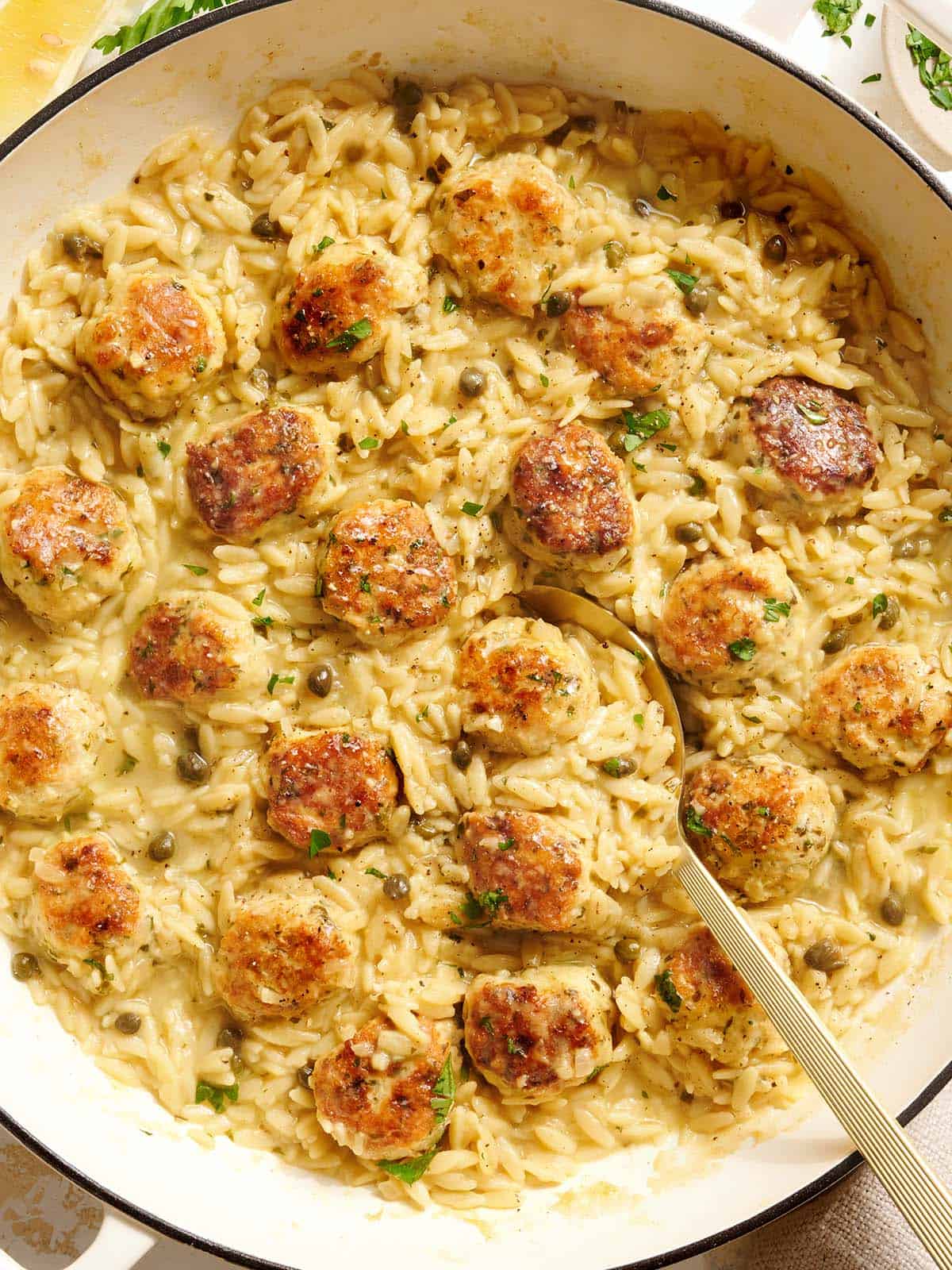 Vue aérienne d'une boulette de poulet piccata et d'une poêle à l'orzo.